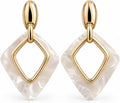 Pendientes de Mujer Geométricos Dorados 18K | Diseño Largo con Rombo Marmoleado Blanco, Aguja Plata S925 Hipoalergénica, Latón Chapado en Oro