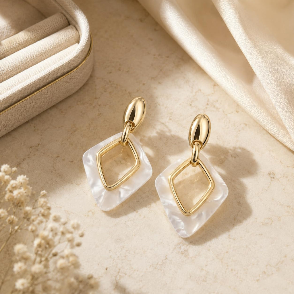 Pendientes de Mujer Geométricos Dorados 18K | Diseño Largo con Rombo Marmoleado Blanco, Aguja Plata S925 Hipoalergénica, Latón Chapado en Oro