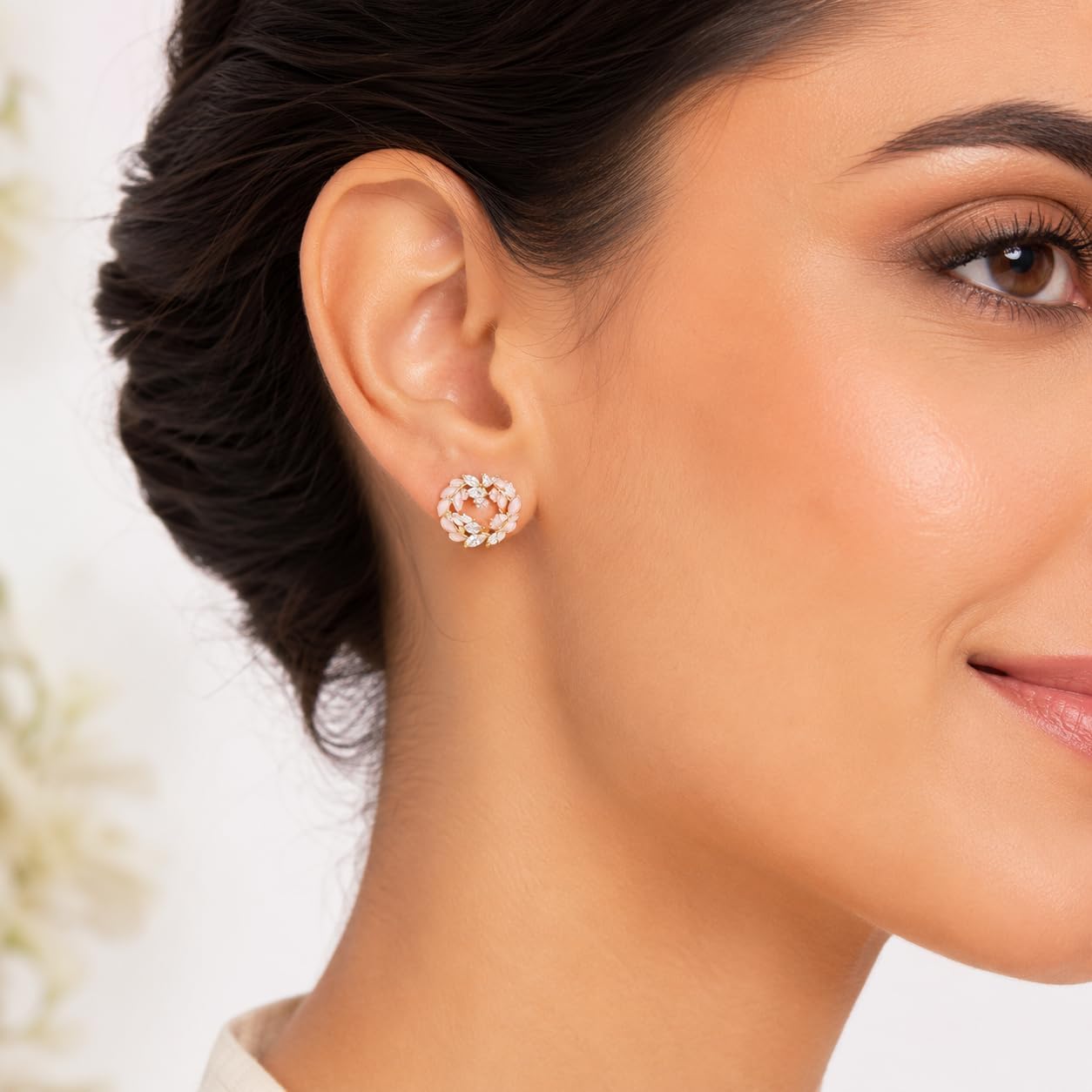 Pendientes de Botón para Mujer con Diseño de Corona de Hojas, Latón Chapado en Oro de 18K, Hipoalergénicos, Pendientes Florales con Circonitas Brillantes, Ideal para Regalo
