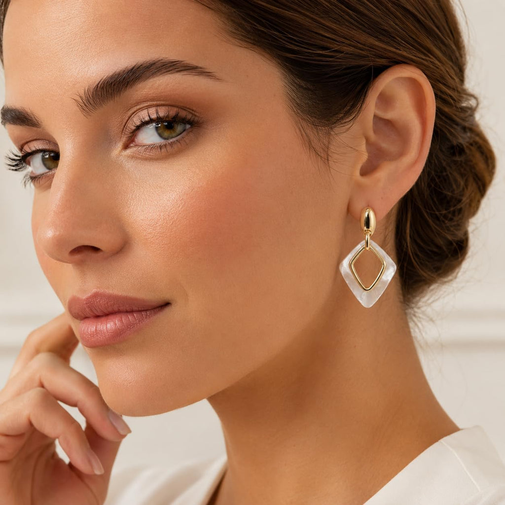 Pendientes de Mujer Geométricos Dorados 18K | Diseño Largo con Rombo Marmoleado Blanco, Aguja Plata S925 Hipoalergénica, Latón Chapado en Oro
