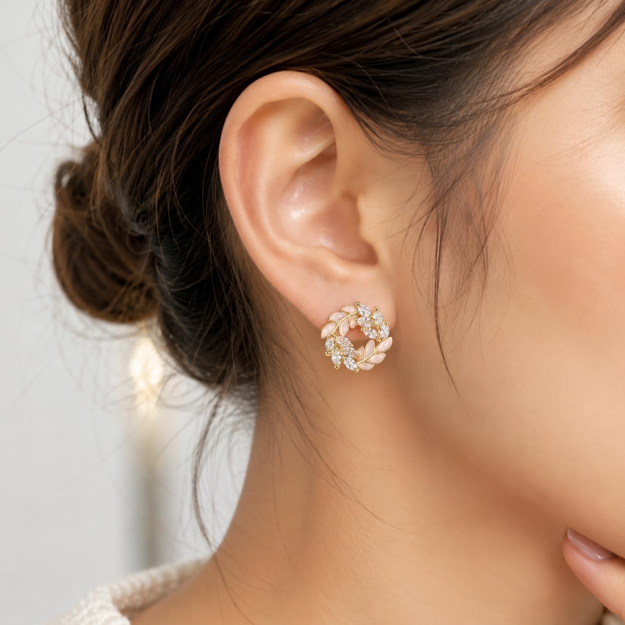 Pendientes de Botón para Mujer con Diseño de Corona de Hojas, Latón Chapado en Oro de 18K, Hipoalergénicos, Pendientes Florales con Circonitas Brillantes, Ideal para Regalo