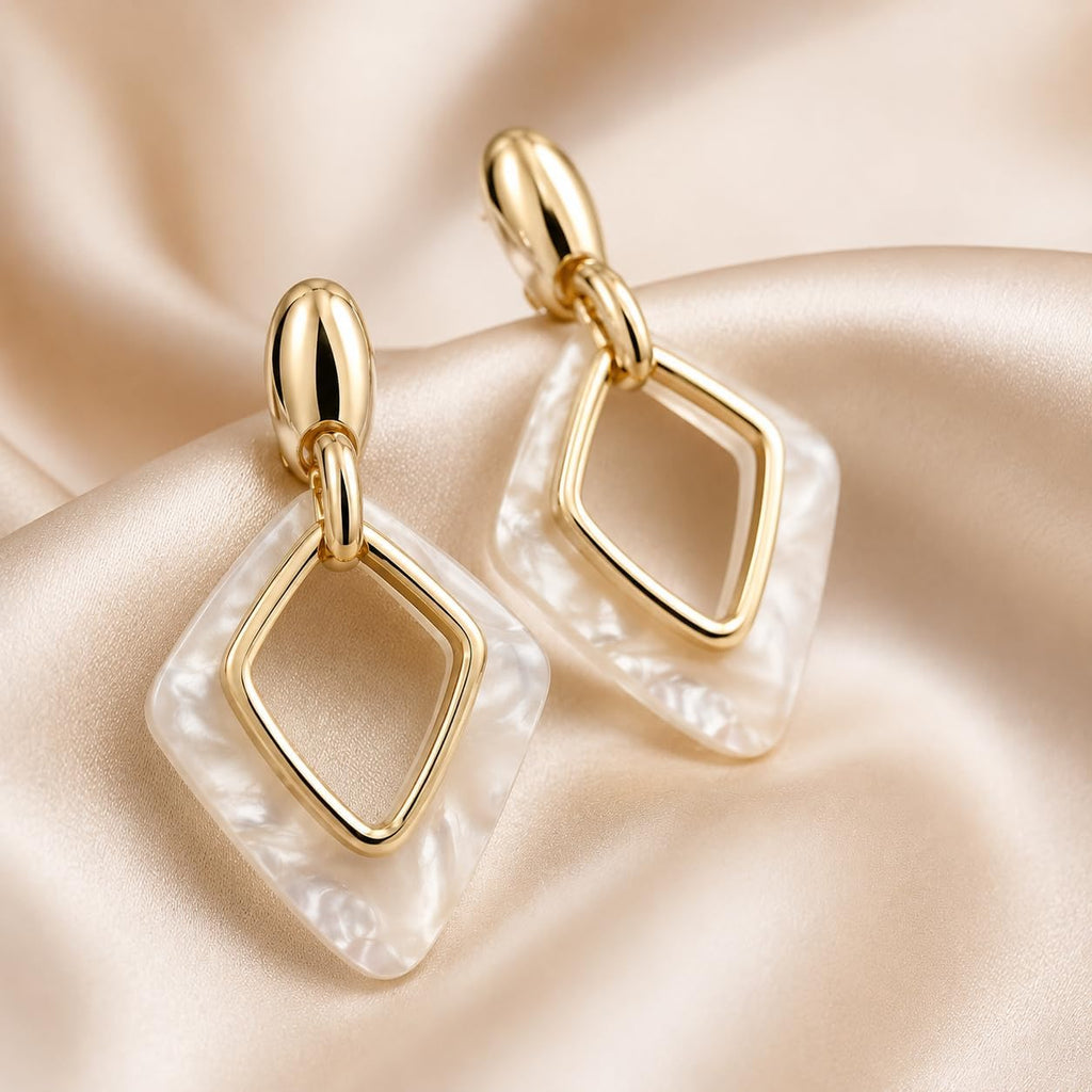 Pendientes de Mujer Geométricos Dorados 18K | Diseño Largo con Rombo Marmoleado Blanco, Aguja Plata S925 Hipoalergénica, Latón Chapado en Oro