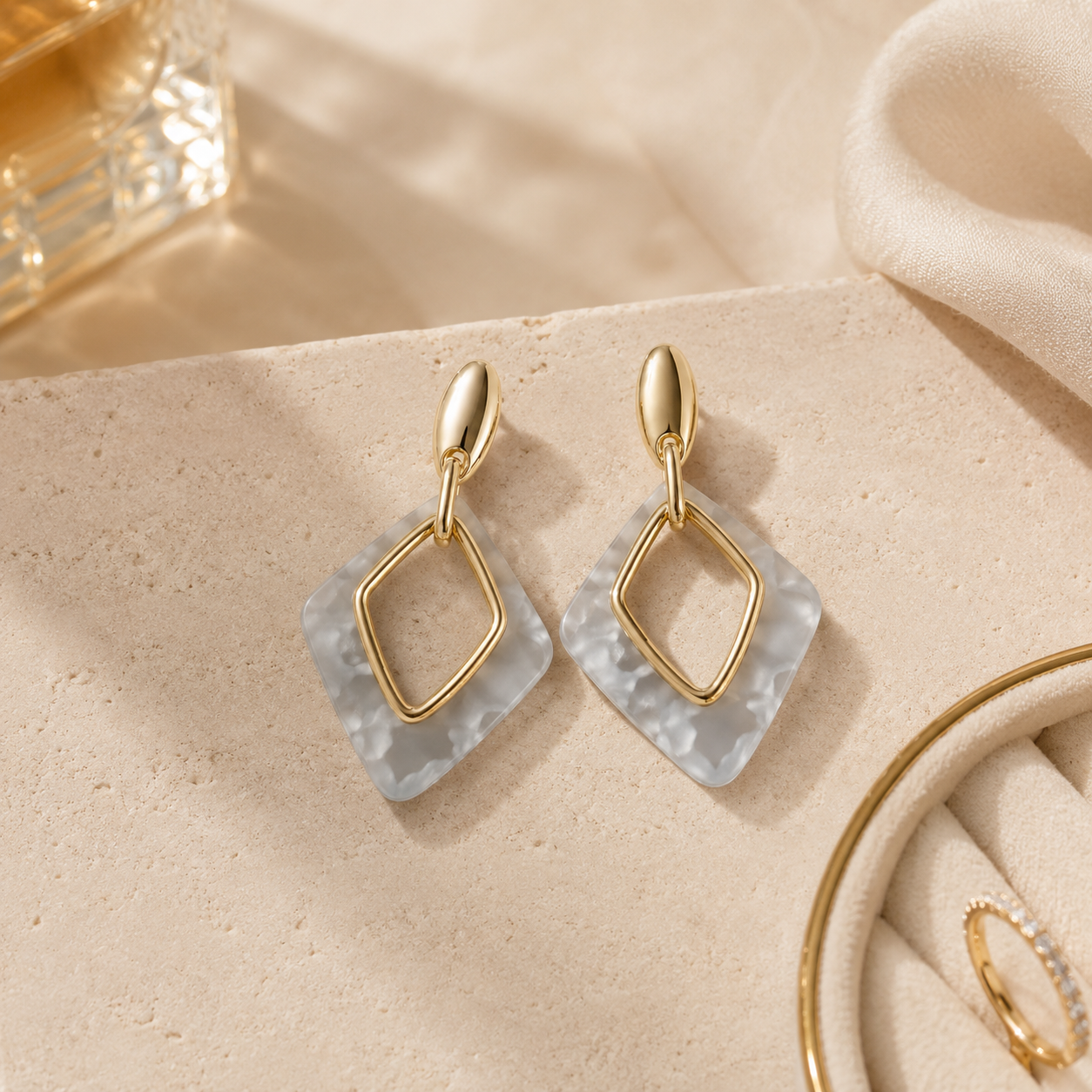 Pendientes de Mujer Geométricos Dorados 18K | Diseño Largo con Rombo Marmoleado Azul, Aguja Plata S925 Hipoalergénica, Latón Chapado en Oro
